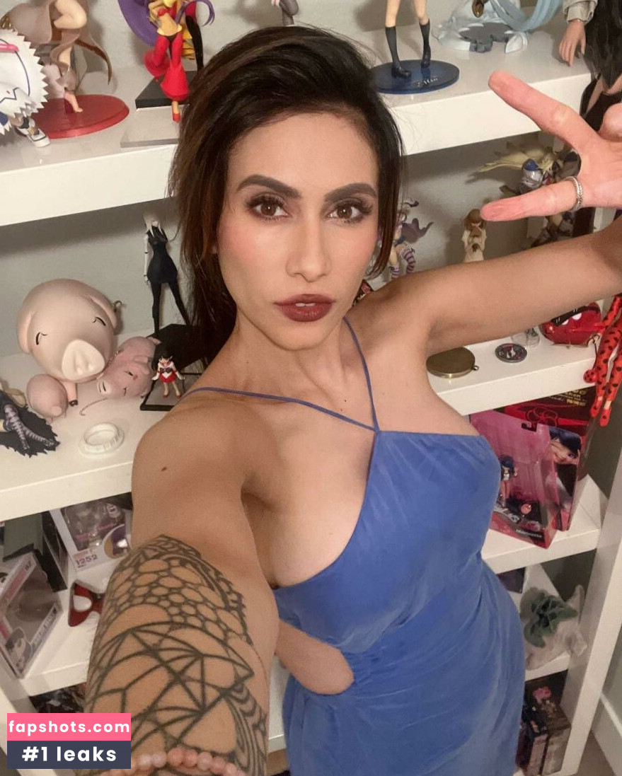 Cristina Vee gallery photo #22