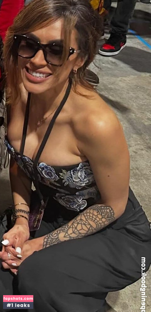 Cristina Vee gallery photo #6