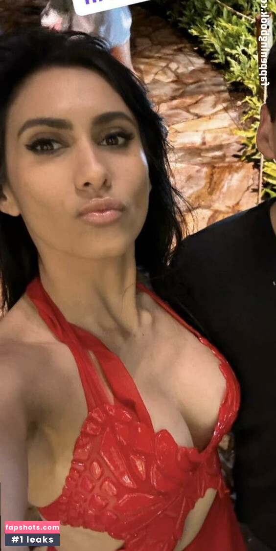 Cristina Vee gallery photo #7