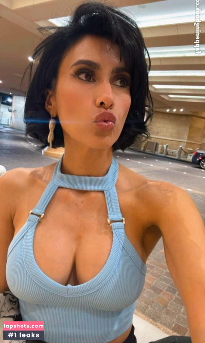 Cristina Vee gallery photo #9