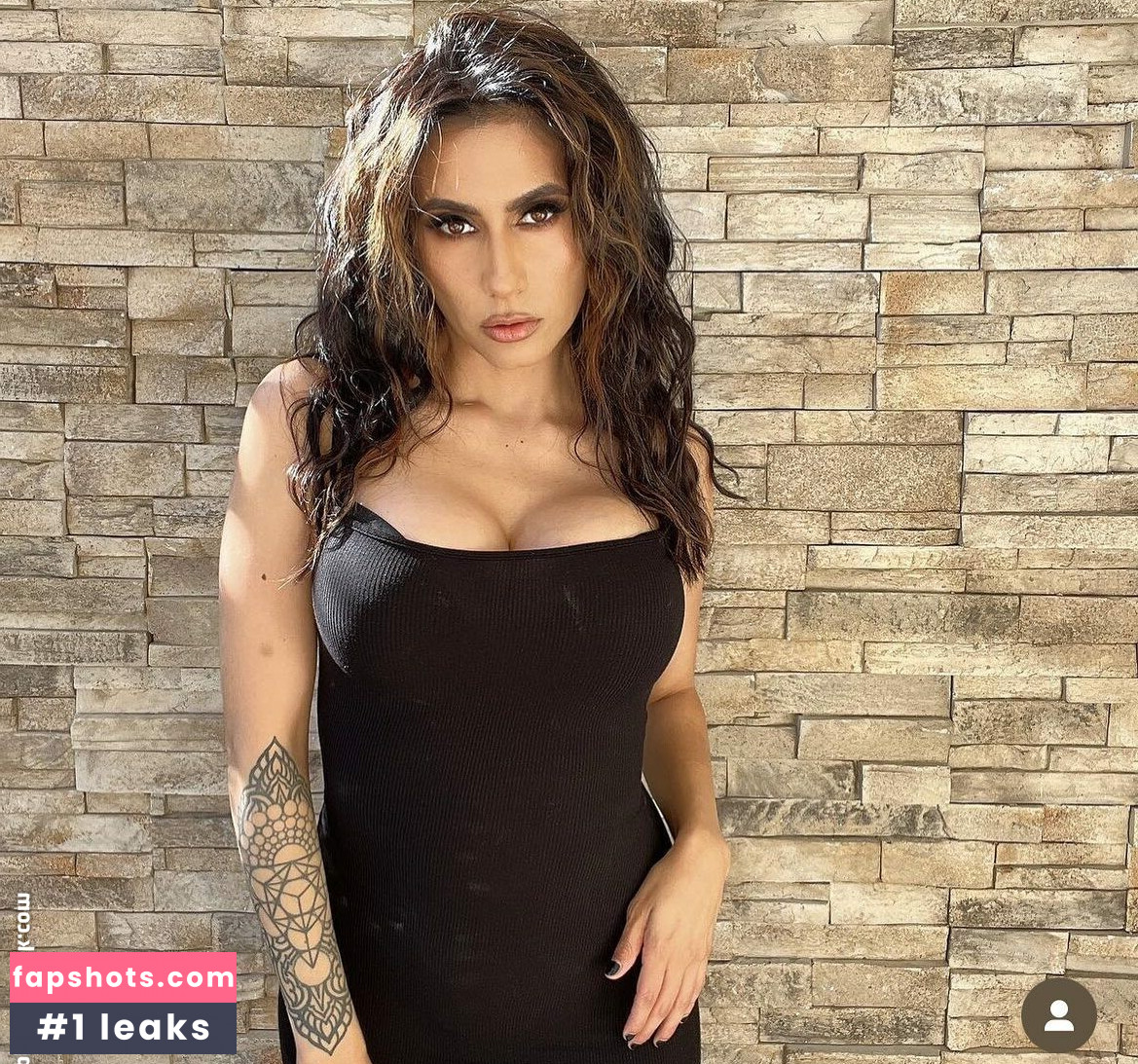 Cristina Vee Valenzuela gallery photo #15