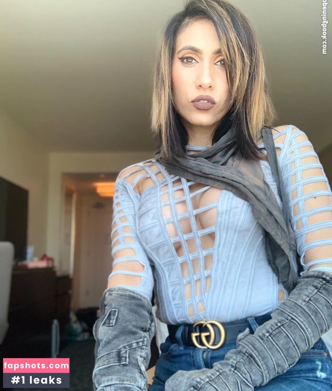 Cristina Vee Valenzuela gallery photo #26