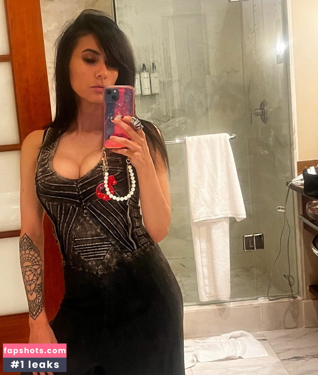 Cristina Vee Valenzuela gallery photo #4