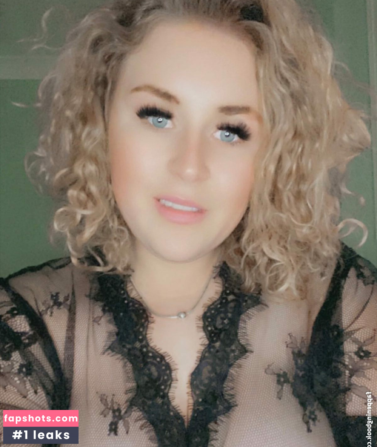 Curvy Abbii gallery photo #59