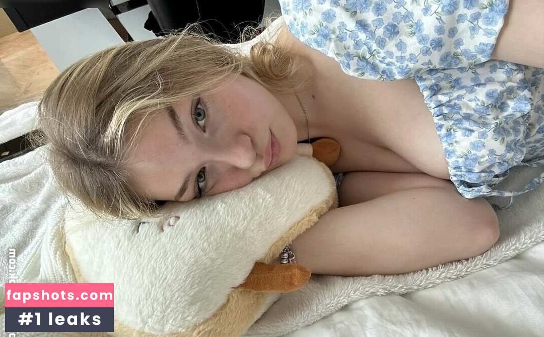 CutieKelly gallery photo #16