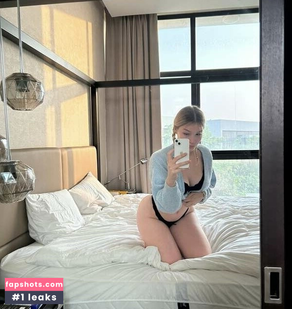 CutieKelly gallery photo #7