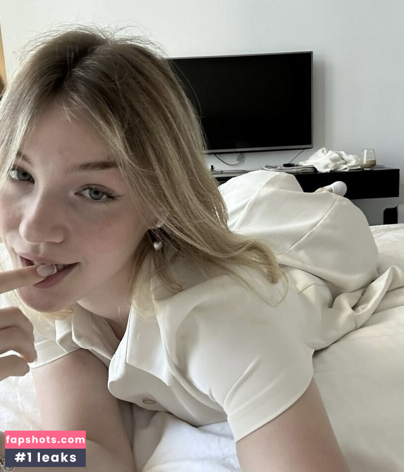 CutieKelly gallery photo #10