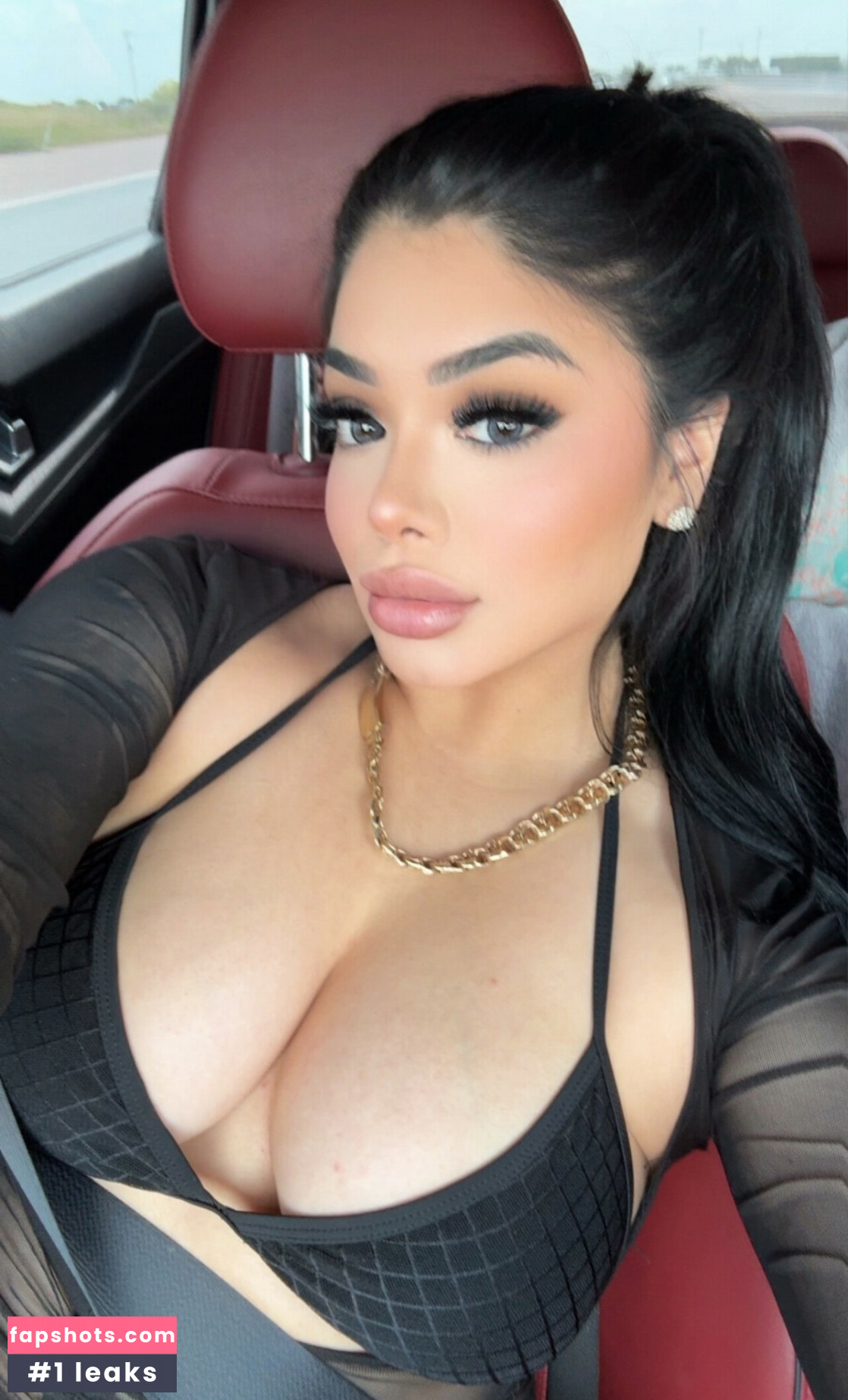 Daniela Chaverry gallery photo #4