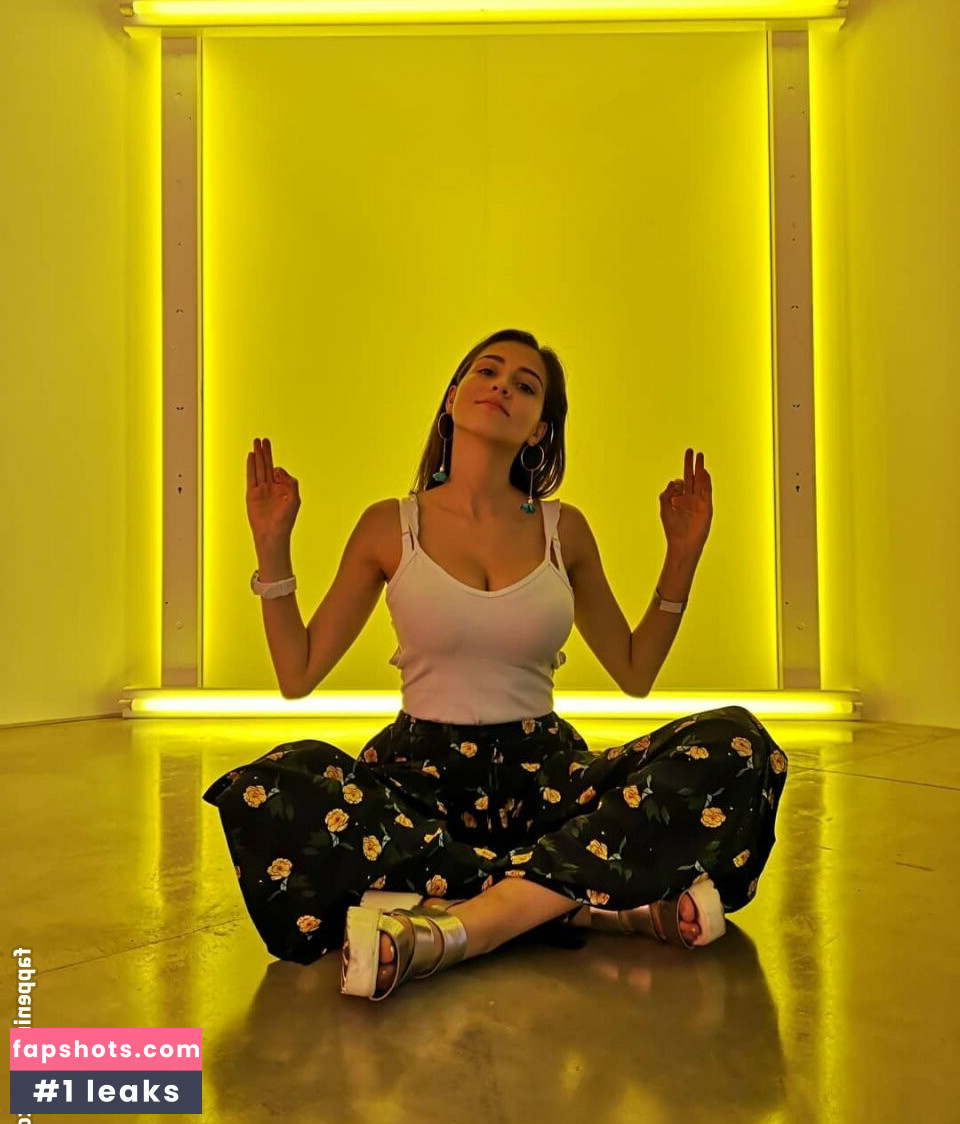 Daniela Derly gallery photo #27