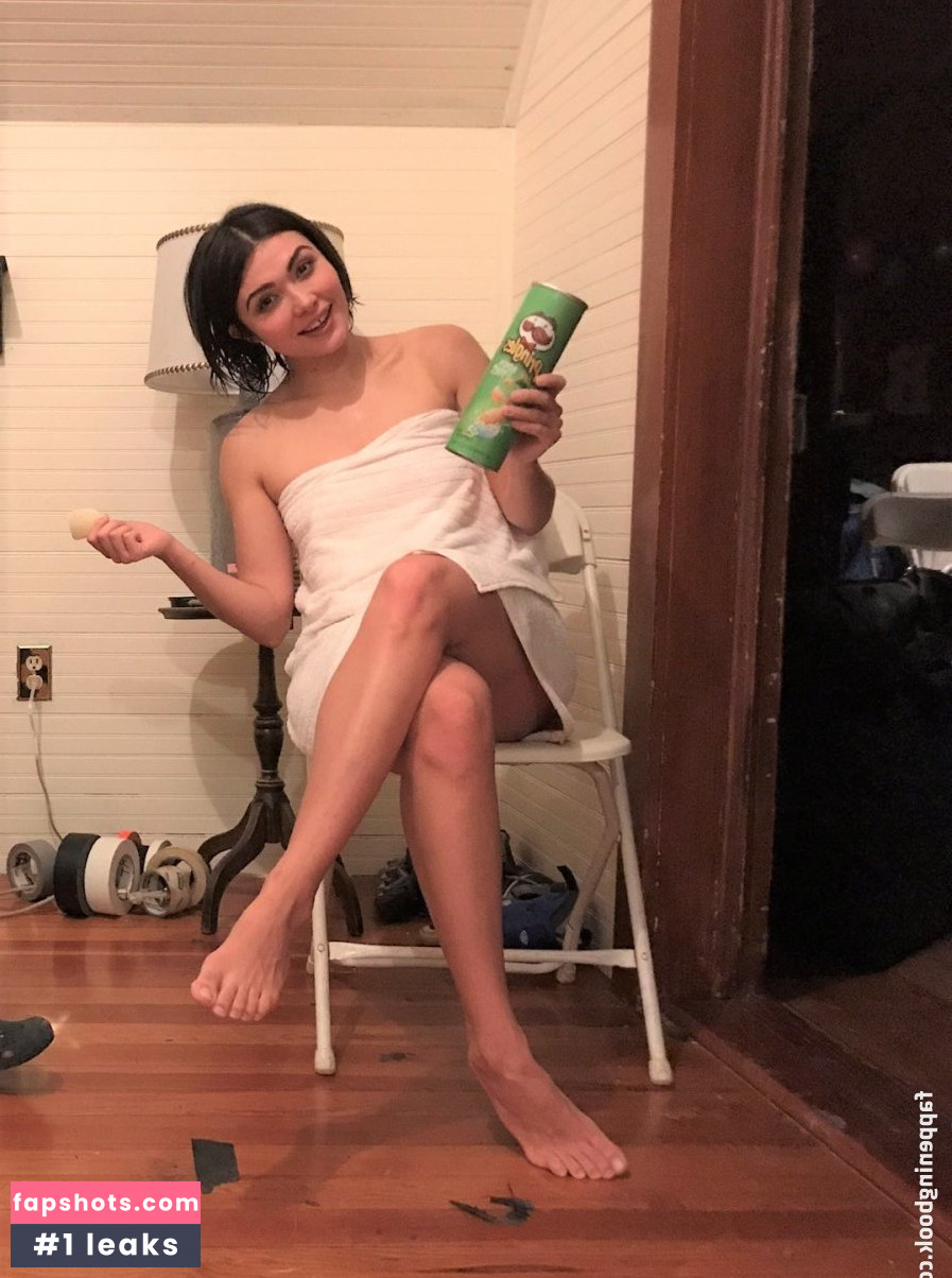 Daniella Pineda gallery photo #31