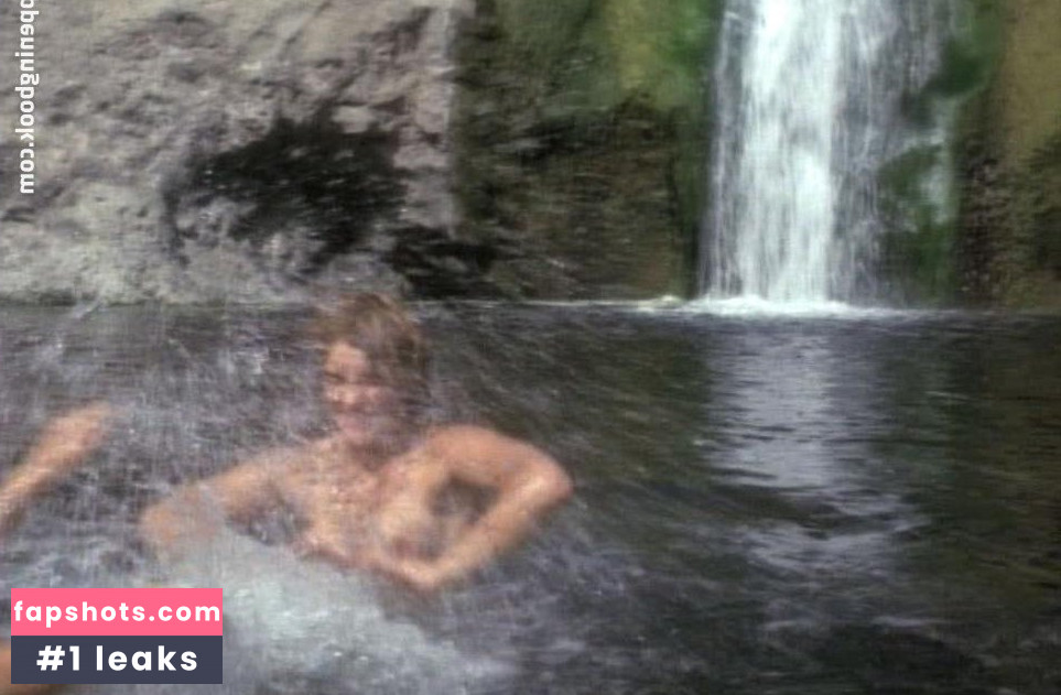 Danielle Brisebois gallery photo #11