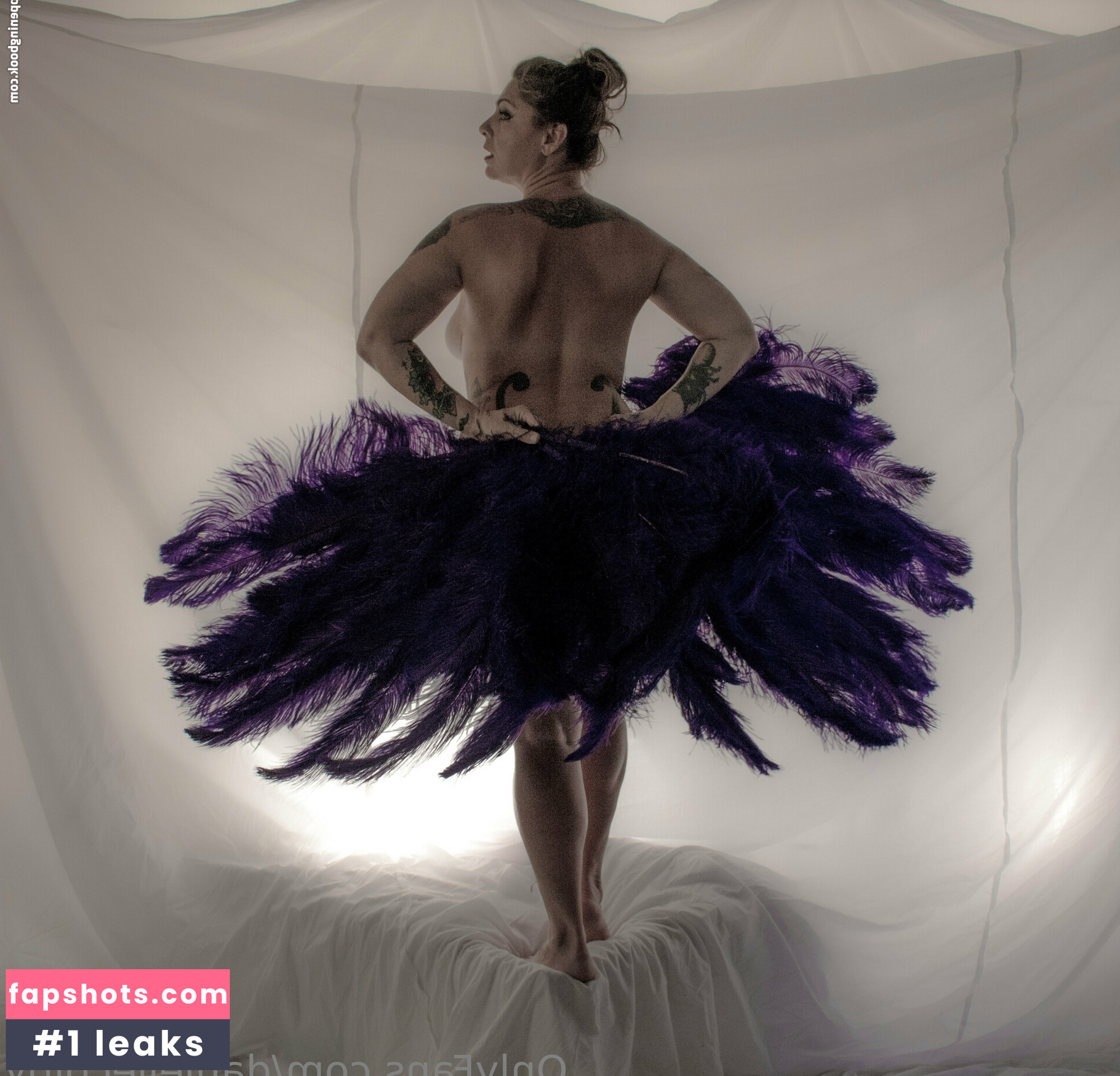 Danielle Colby nude babe gallery