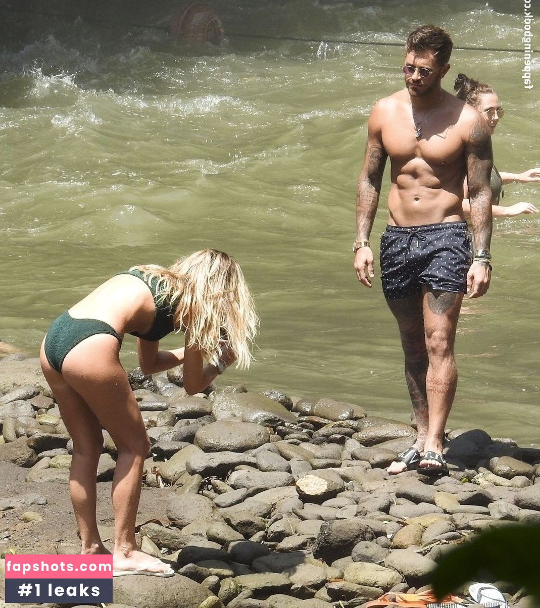 Danielle Fogarty nude babe gallery