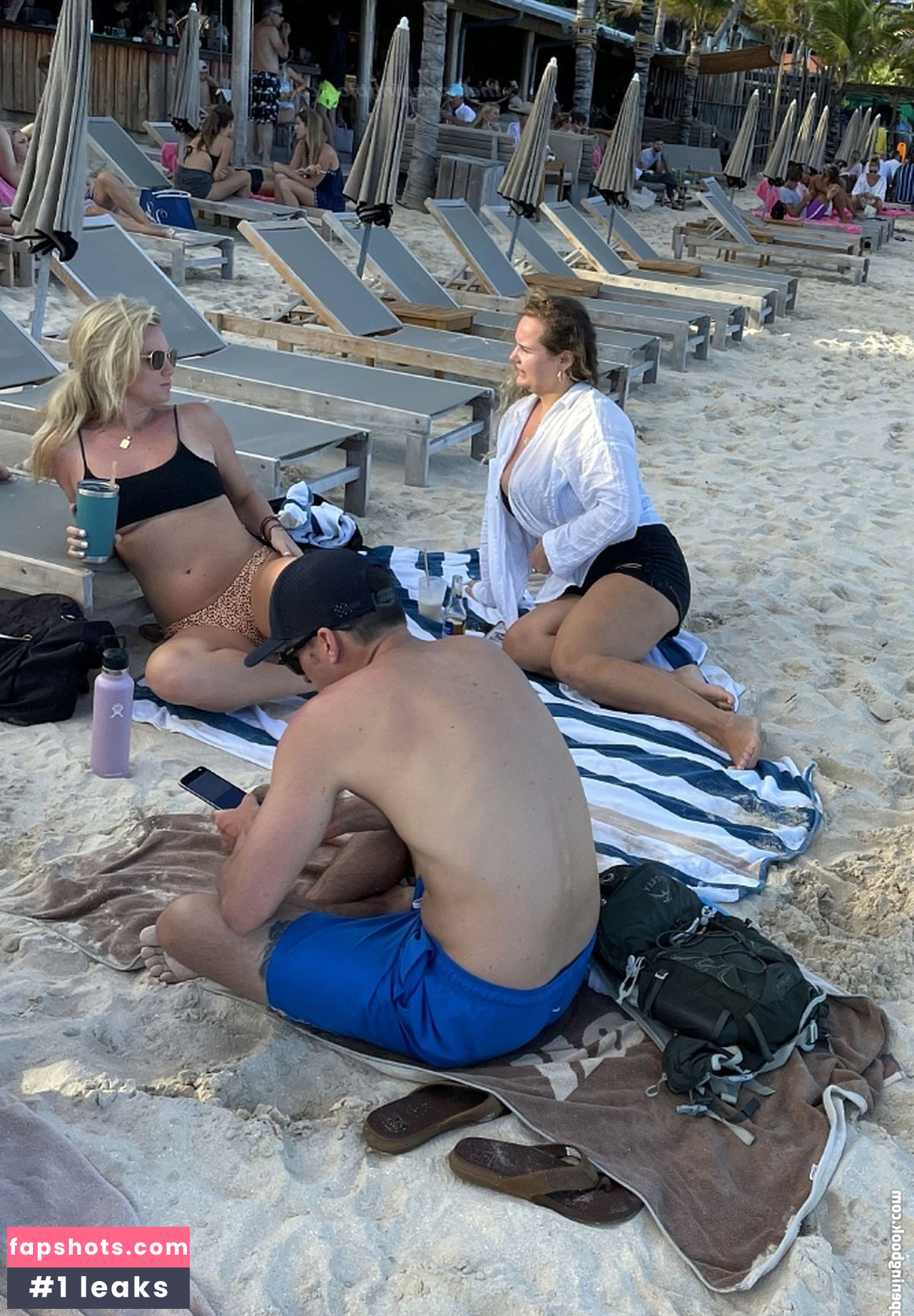 Danielle Macdonald gallery photo #5