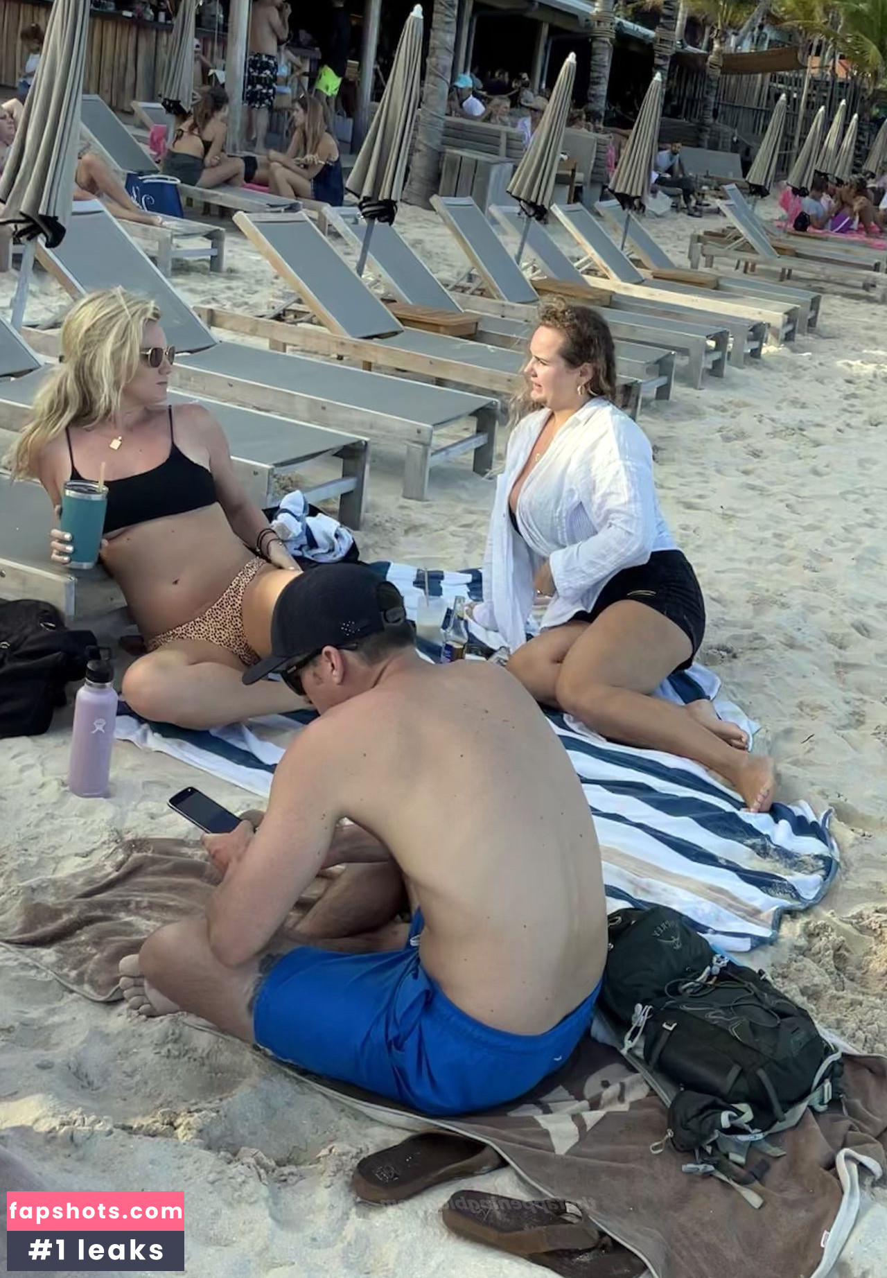 Danielle Macdonald gallery photo #6