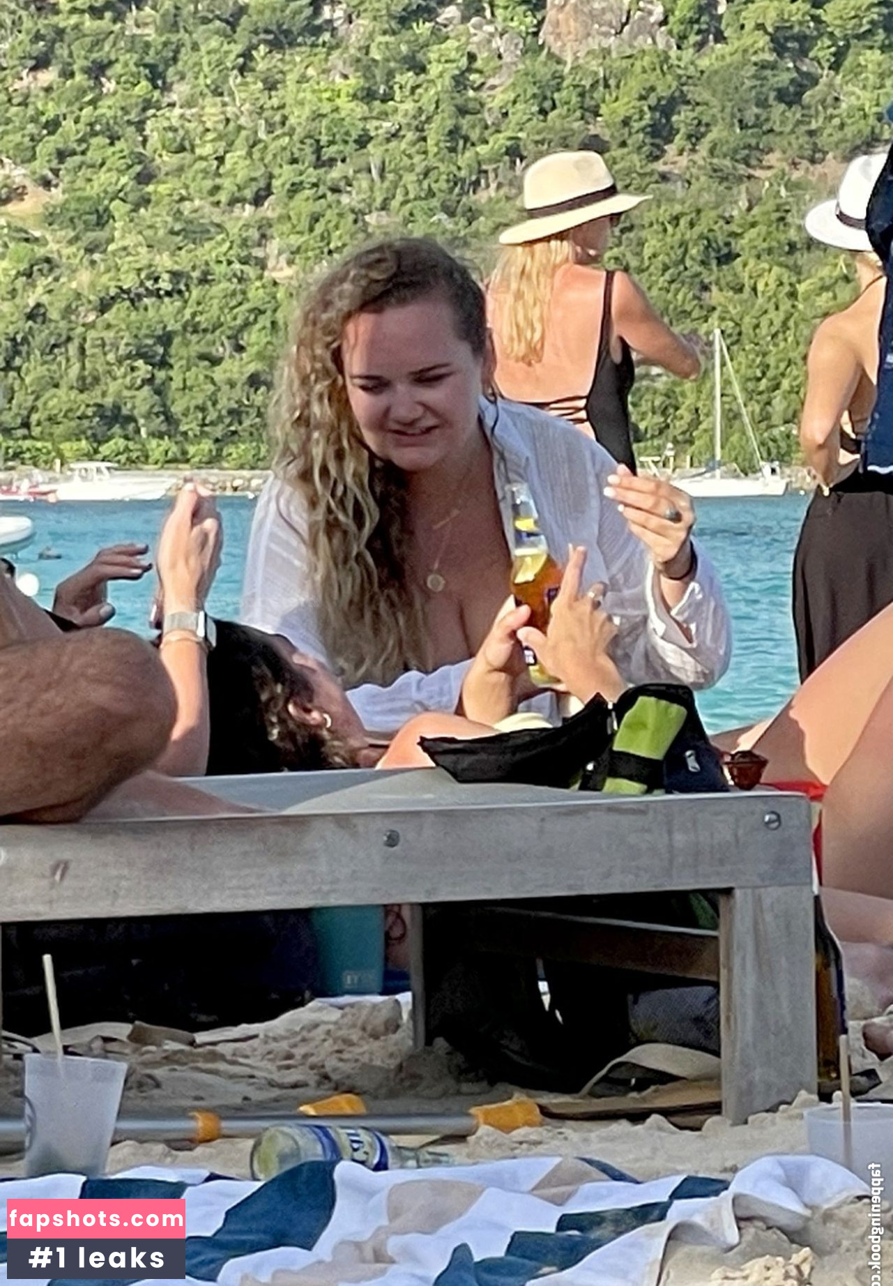 Danielle Macdonald gallery photo #7