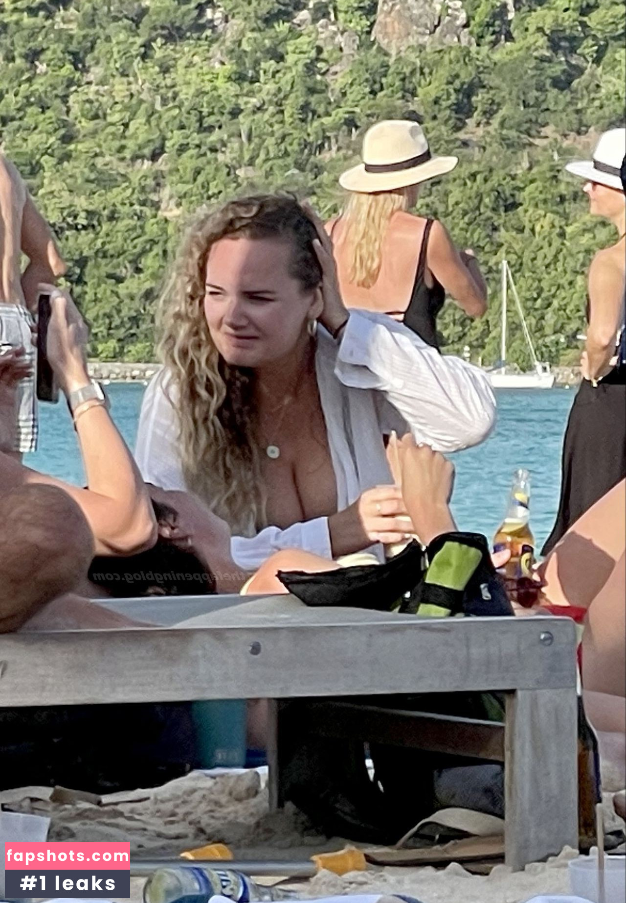 Danielle Macdonald gallery photo #9