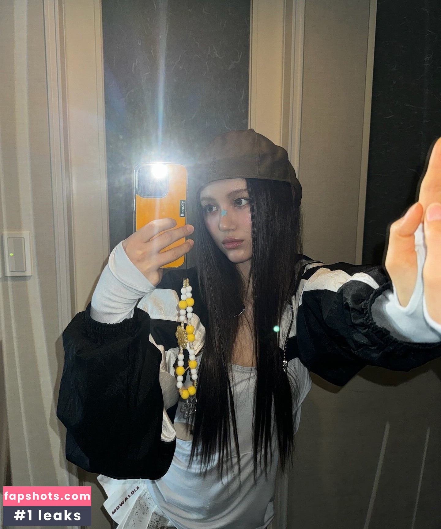 Danielle Marsh nude babe gallery