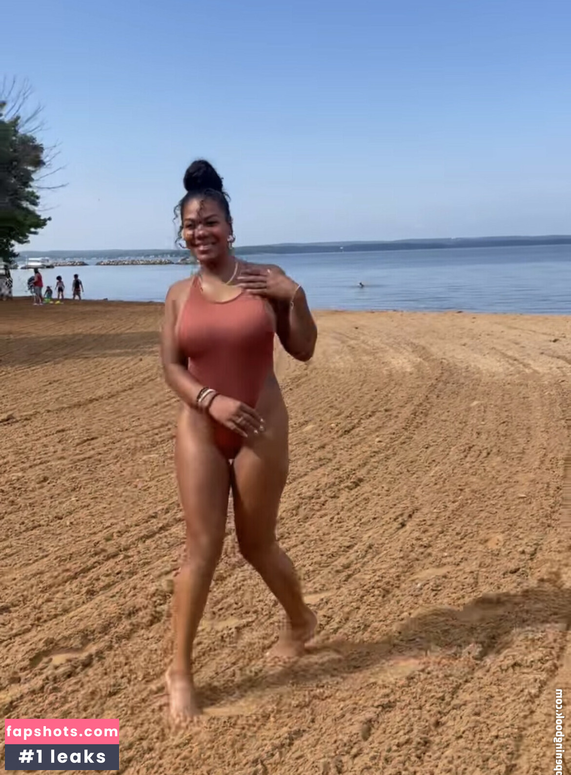 Danielle Sylvester gallery photo #5