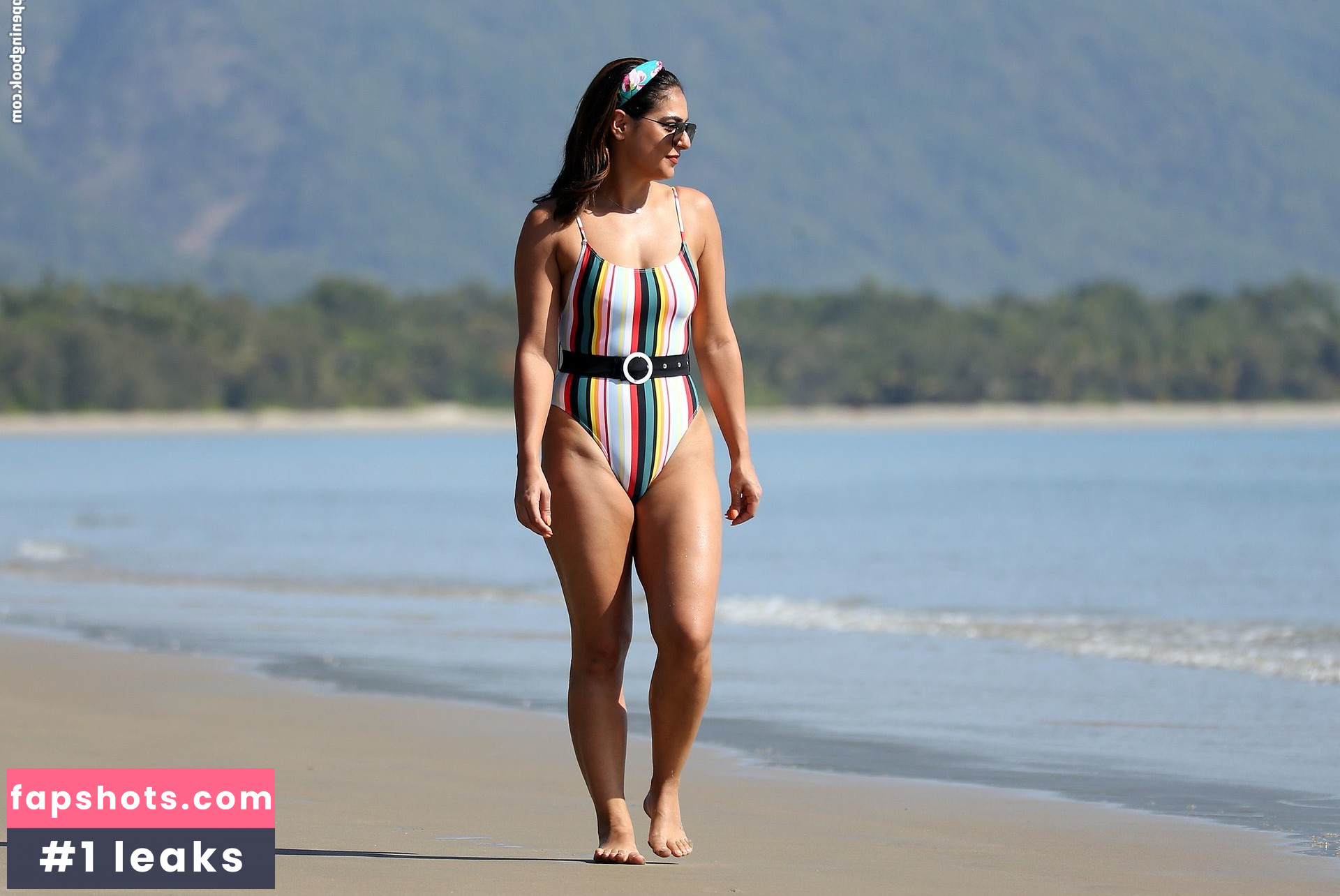 Danush Deravi gallery photo #25