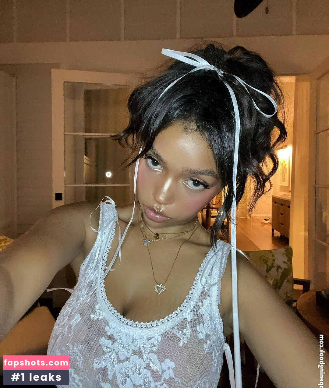 Daphne Blunt gallery photo #36