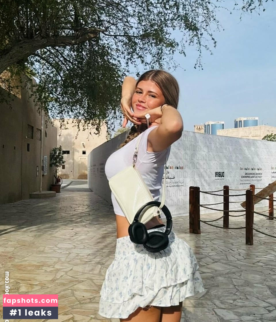 Darcey Draper nude babe gallery