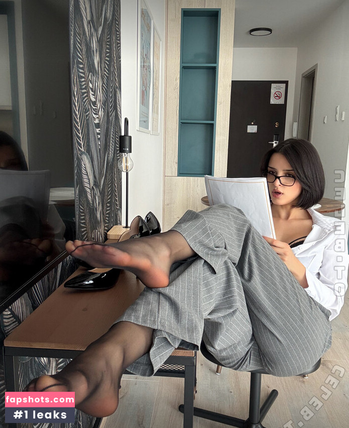 Dark Lory nude babe gallery