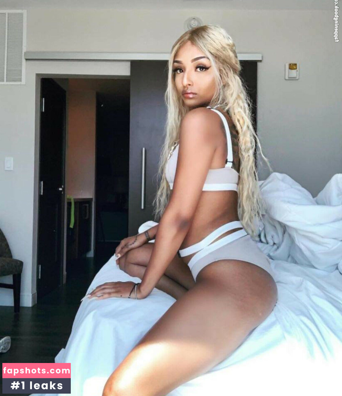 DayWithAsh nude babe gallery