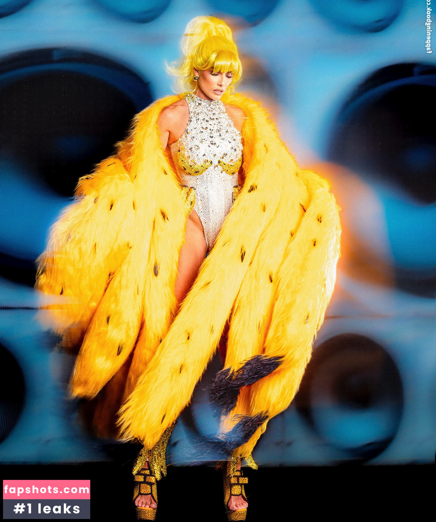 Deborah Secco gallery photo #20