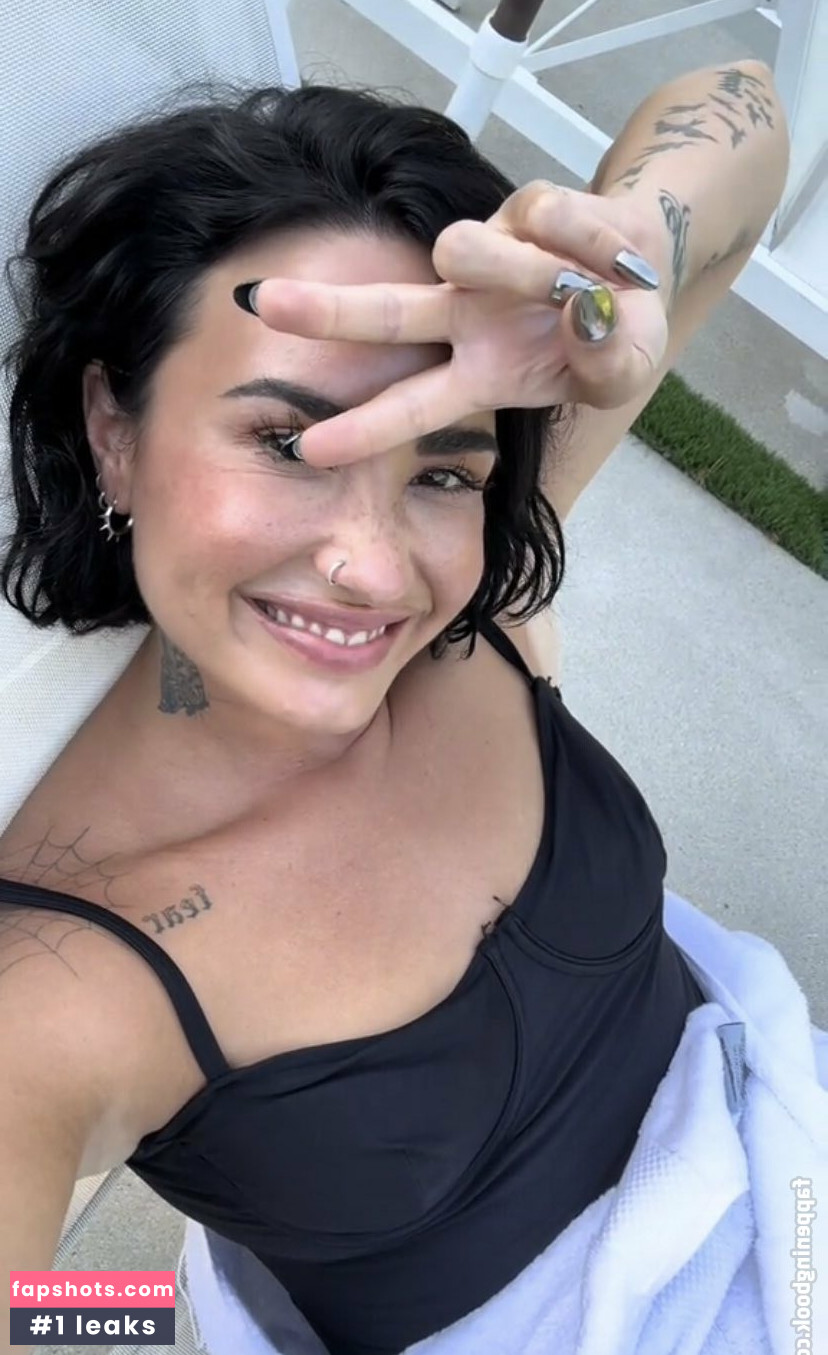 Demi Lovato gallery photo #309