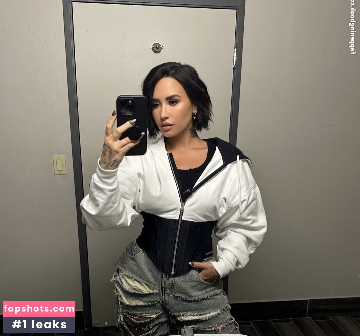 Demi Lovato gallery photo #397