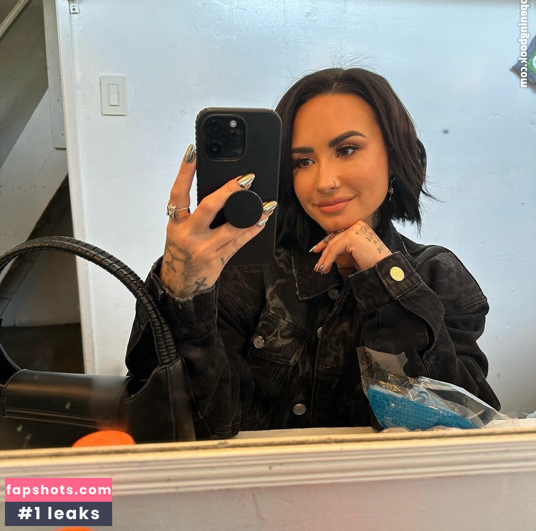 Demi Lovato gallery photo #429