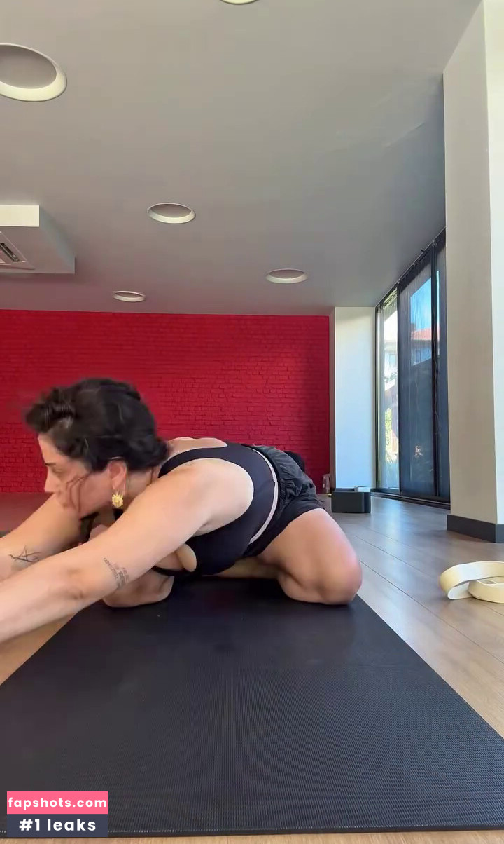 Deniz Bağdaş gallery photo #4