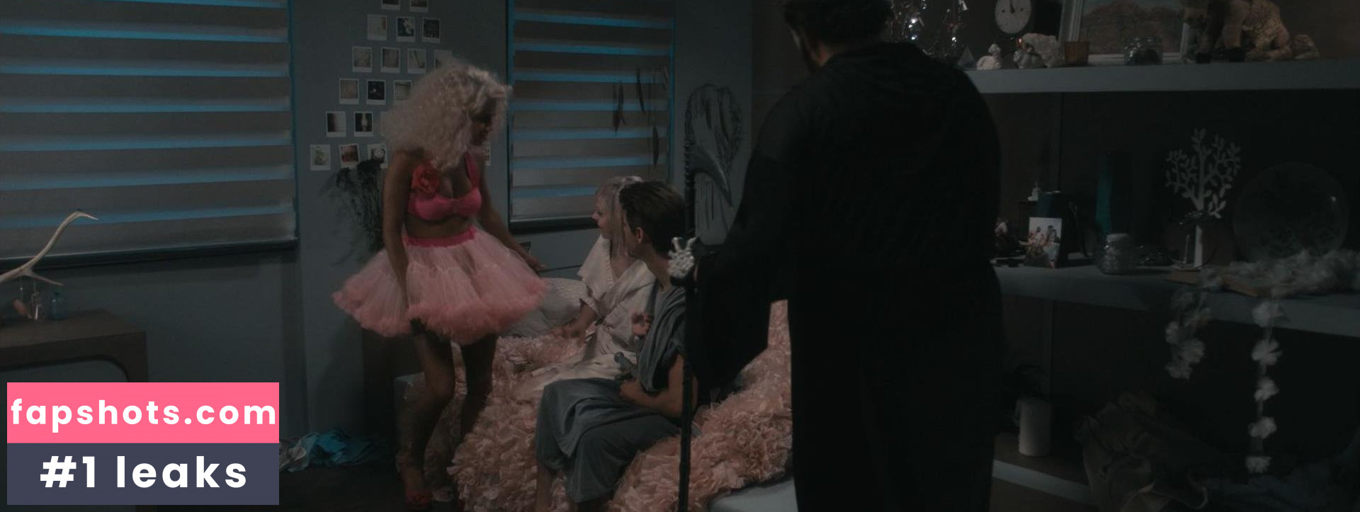 Dominique Tipper nude babe gallery