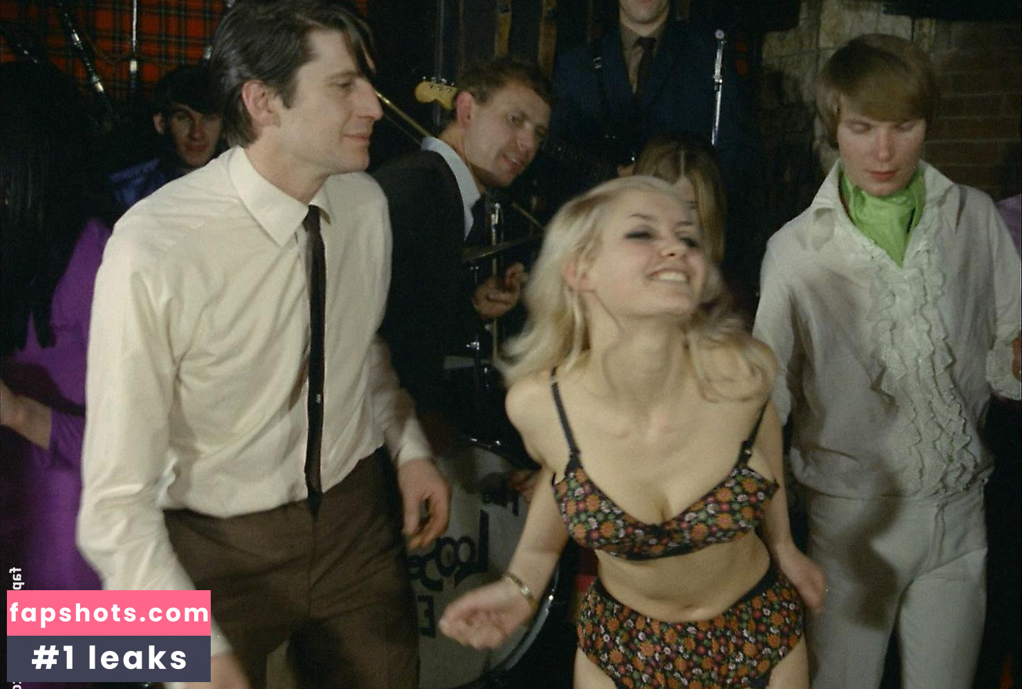 Donna Reading Nacktheit OnlyFans Fotos #8 - Fapshots