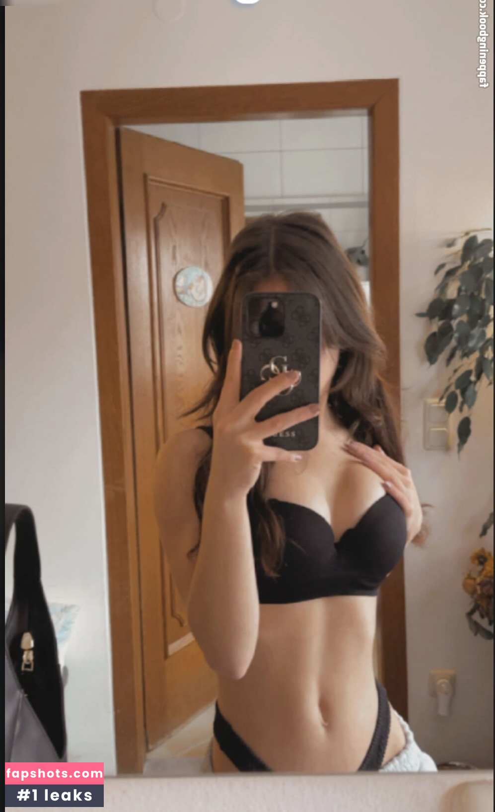 Doreen Gnadi nude babe gallery