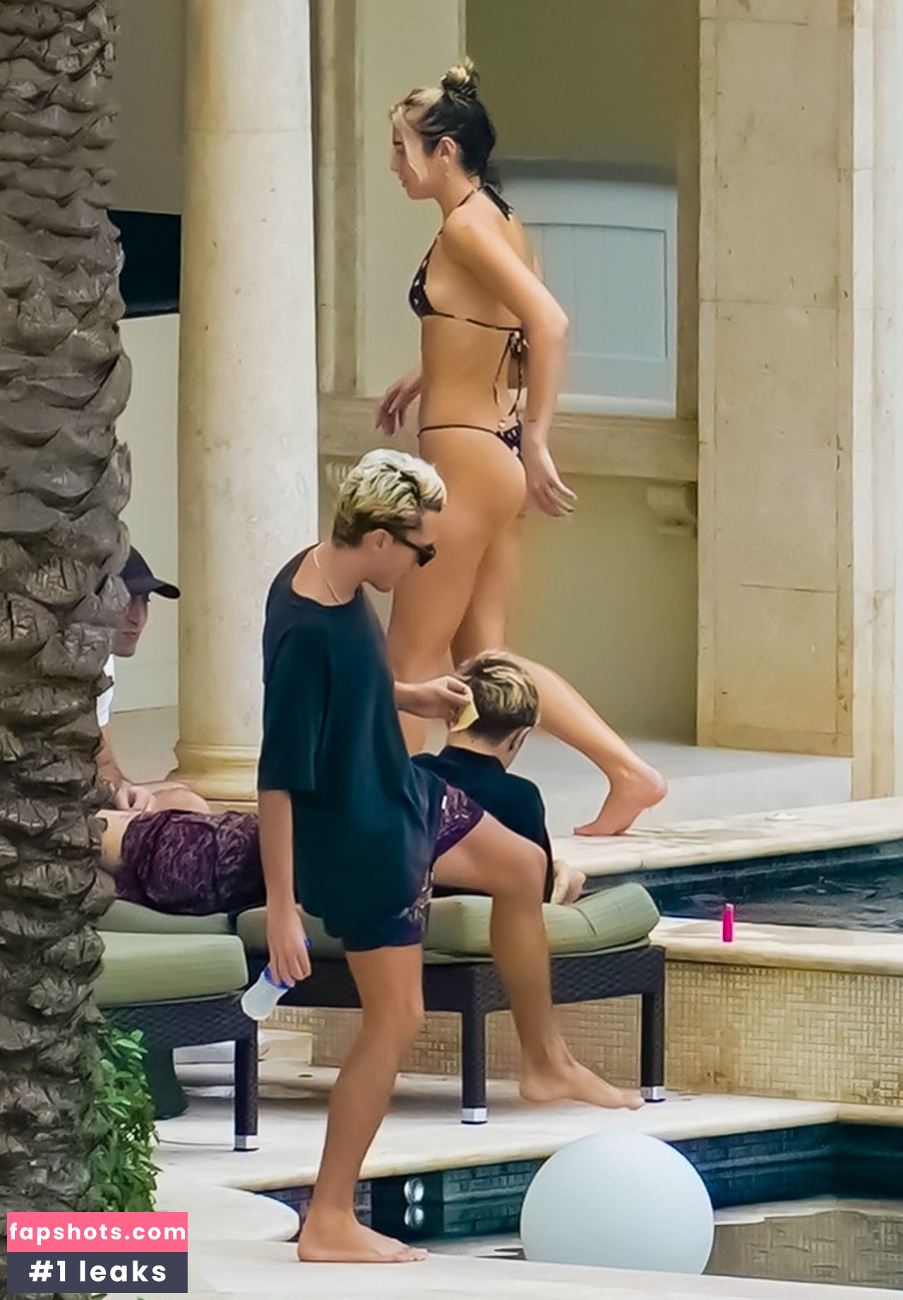 Dua Lipa gallery photo #8063