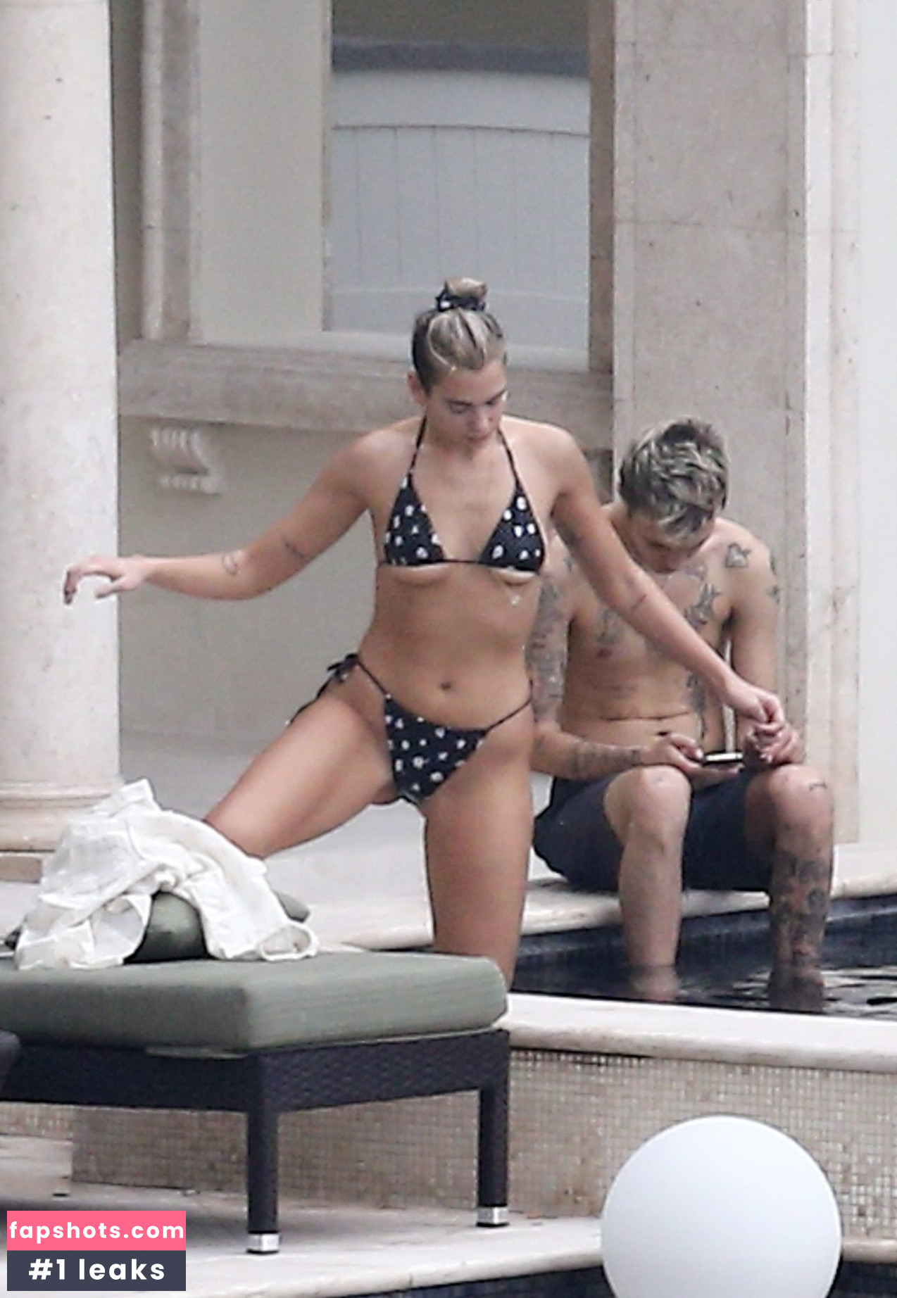 Dua Lipa gallery photo #8090