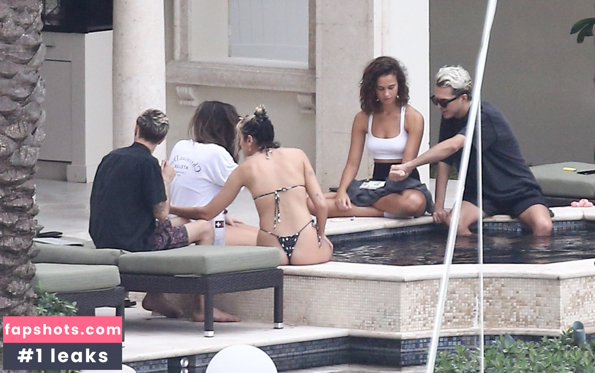 Dua Lipa gallery photo #8095