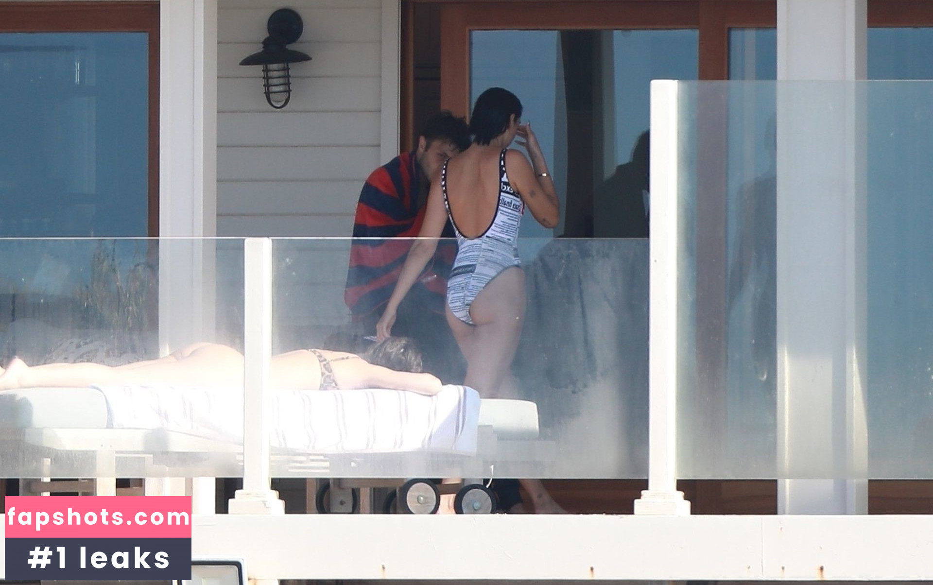 Dua Lipa gallery photo #8707