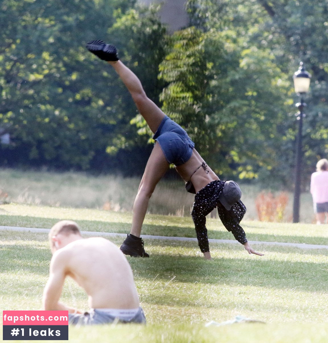 Dua Lipa gallery photo #9036