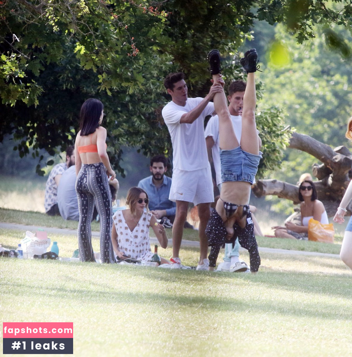 Dua Lipa gallery photo #9040