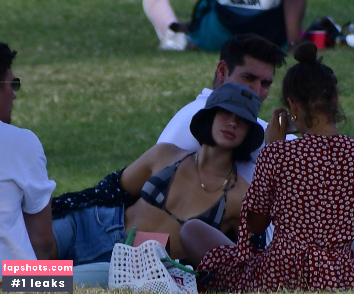 Dua Lipa gallery photo #9090