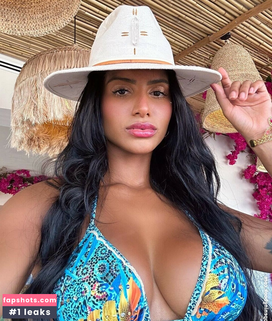 Dubai Escort nude babe gallery