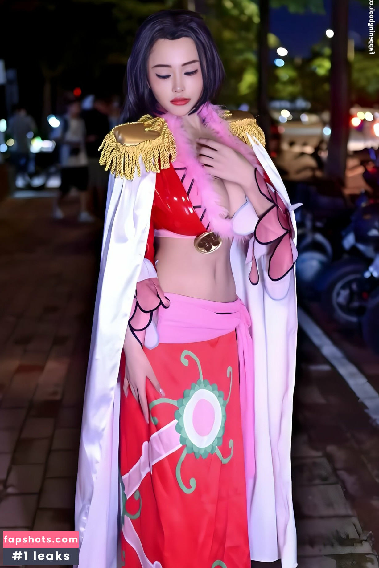 Echo Yue gallery photo #14