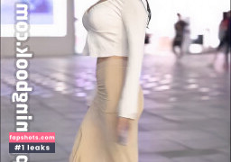 Echo Yue gallery photo #32