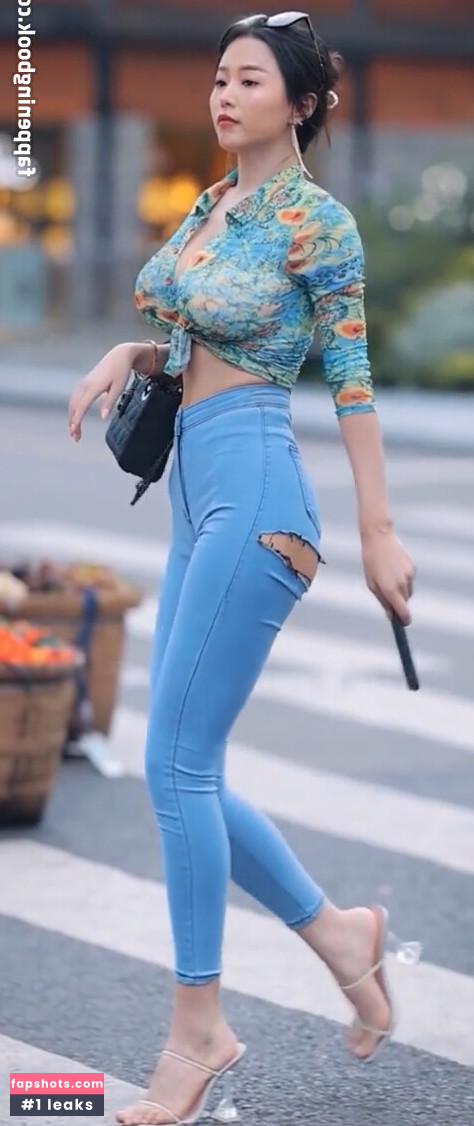 Echo Yue gallery photo #34