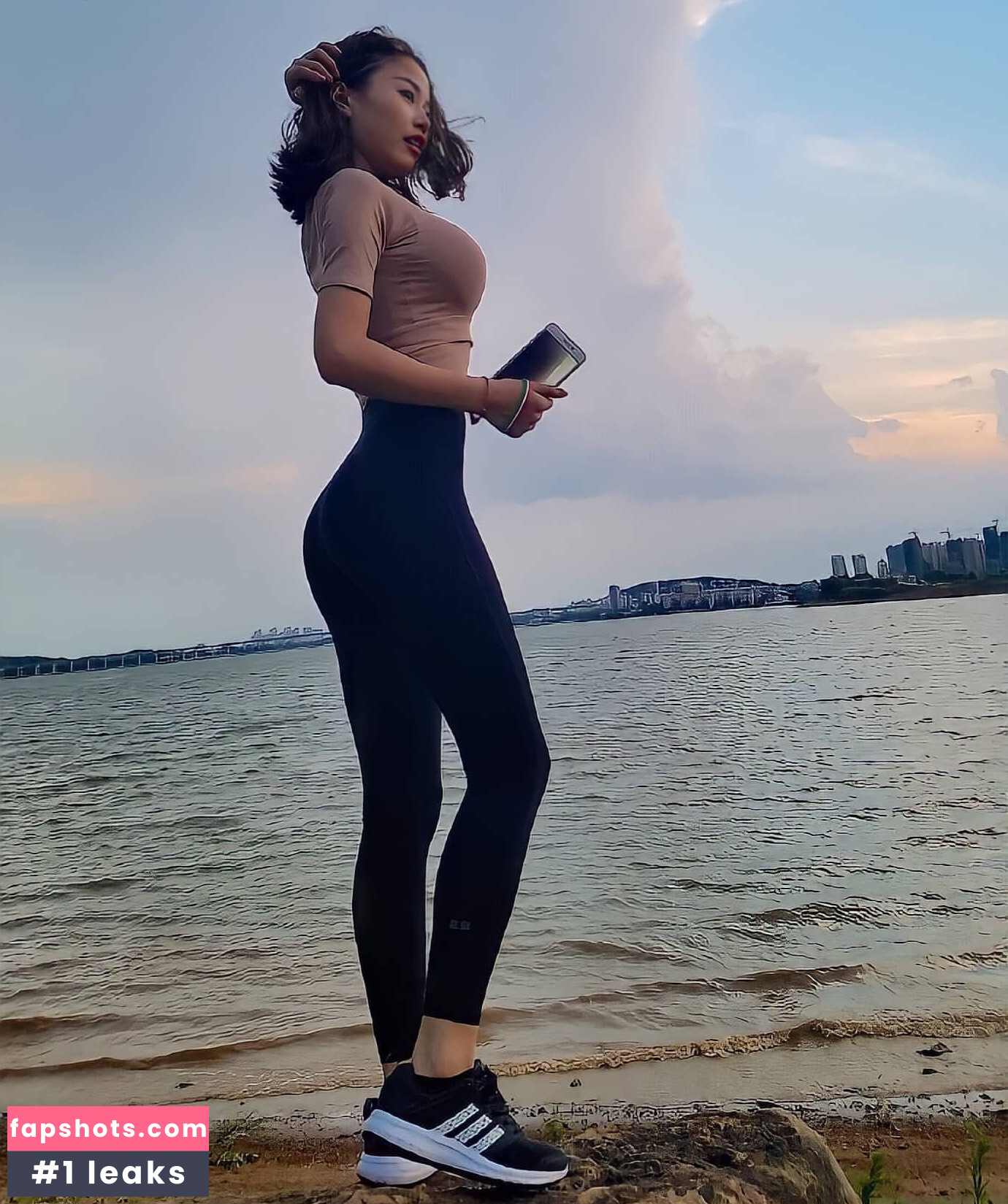 Echo Yue gallery photo #54