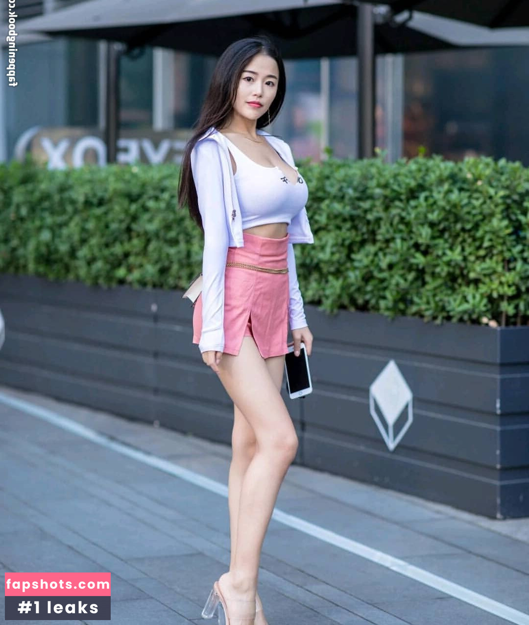 Echo Yue gallery photo #56