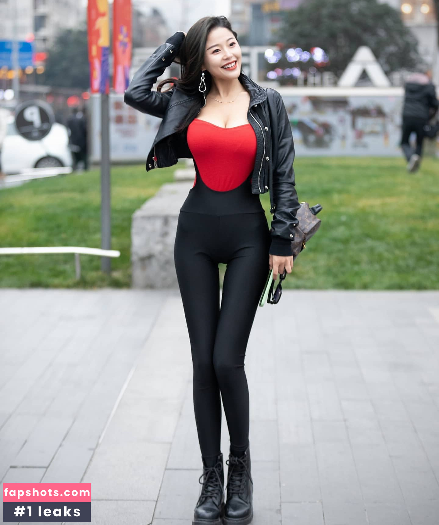 Echo Yue gallery photo #57